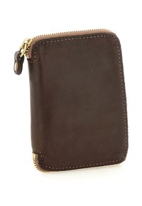 Portafoglio zip-around in pelle marrone scuro con cuciture a contrasto e una piccola linguetta in pelle per la zip, su sfondo bianco.