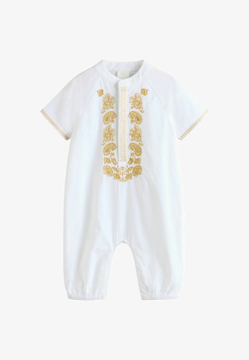 Weißer Babystrampler mit kurzen Ärmeln, elastischen Beinöffnungen und goldener Paisley-Stickerei auf der Brust und den Ärmelenden.