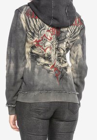 Zwart-grijze tie-dye hoodie met een vleugelgrafiek en rode accenten op de achterkant, voorzien van een ruwe zoom en geribbelde boorden.