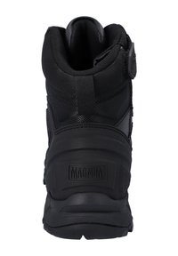 Zwarte hoge laars van synthetisch materiaal met versterkte hiel, getextureerd oppervlak en opvallend "MAGNUM"-logo aan de zijkant.