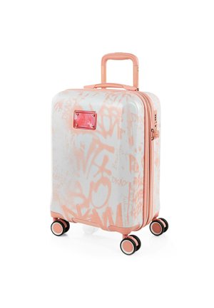 Maleta de carcasa dura en blanco con patrón de graffiti rosa; cuenta con un asa rosa, cremallera y cuatro ruedas multidireccionales.