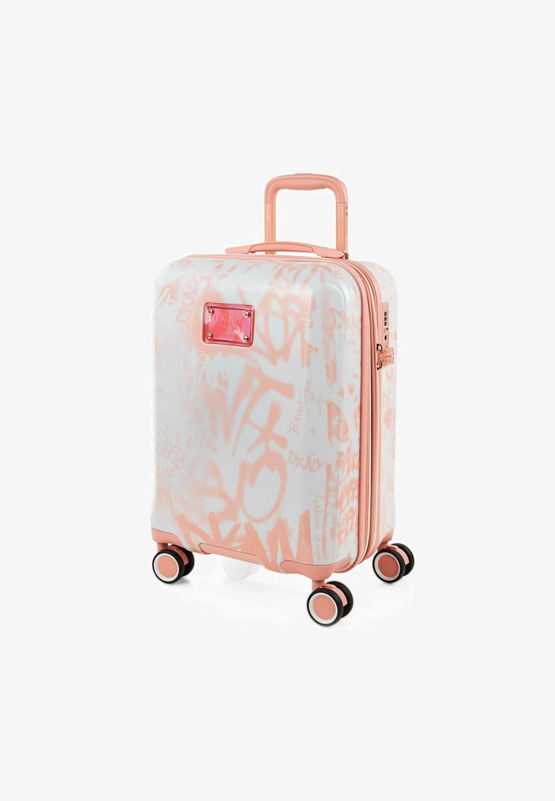 Maleta de carcasa dura en blanco con patrón de graffiti rosa; cuenta con un asa rosa, cremallera y cuatro ruedas multidireccionales.