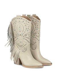 Botas de vaquero de cuero beige con detalles de flecos, adornadas con tachuelas plateadas y acentos azules, que presentan una punta afilada y un tacón apilado.