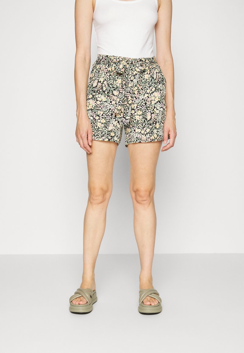 ONLY Tall ONLFREDERIKKE BELT - Calções - cloud dancer/yellow