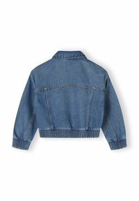Kratka jeans jakna s klasičnim ovratnikom, elastičnim robom in dolgimi rokavi. Ima preprost modri zaključek z minimalnim šivanjem.
