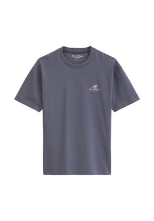 Camiseta de algodón gris oscuro de manga corta con cuello redondo, pequeño gráfico blanco y texto "Marc O'Polo" en el pecho izquierdo.
