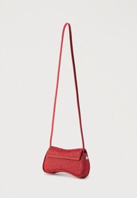 Geantă roșie de purtat peste umăr, cu suprafață texturată, formă curbată și o curea subțire. Prezintă o clapetă de închidere și accente metalice.