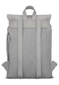 Šedý textilní batoh s hladkým koženým klopou na vrchu, nastavitelné popruhy a boční kapsou na zip. Jednoduchý, strukturovaný design.