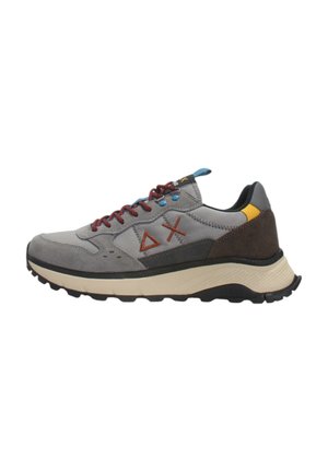 Scarpa da trekking grigia con tomaia in suede e rete, lacci bordeaux, logo geometrico, dettagli gialli e marroni, e suola robusta per trazione.