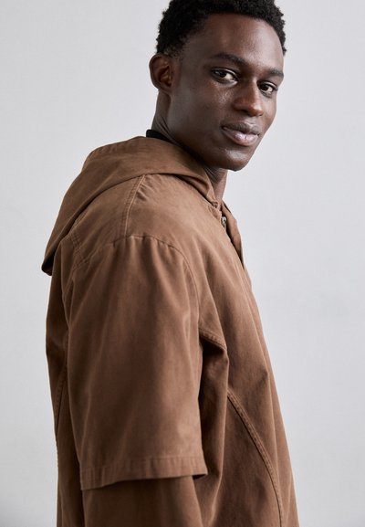 Han Kjøbenhavn HOODED LAYERED - Camisa - brown