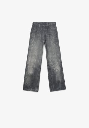 Grau-schwarz karierte, weit geschnittene Hose mit Gürtelschlaufen und vorderem Knopfverschluss, flach auf weißem Hintergrund liegend.