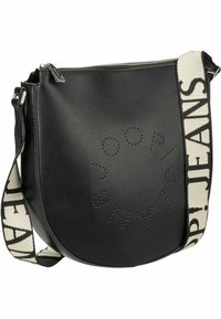 Bolso de hombro de cuero sintético negro con marca en relieve, forma redondeada y una correa de tela contrastante que presenta texto escrito. Cierre de cremallera.