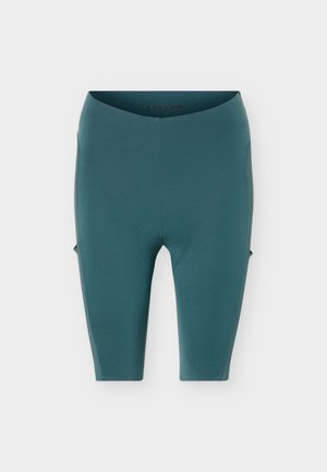 Sykkelshorts i teal som går til knærne, med polstret skrittområde, designet for komfort og ytelse i sportslige aktiviteter.