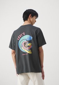 Levi's® VINTAGE FIT GRAPHIC - T-shirts med print - pirate black