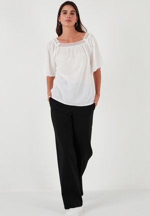 LELA REGULAR FIT - Bluse - ecru