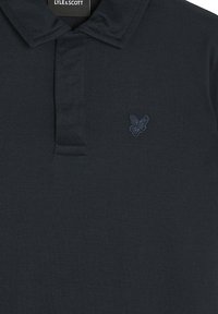 Mørkeblå polo t-shirt lavet af bomuld, med en folded krave og et subtilt broderet logo på venstre bryst. Glat tekstur.