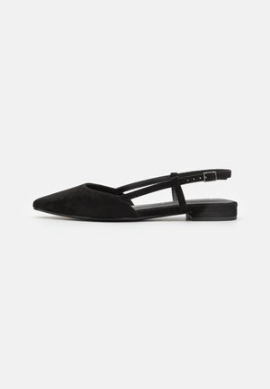 Crne suede slingback balerinke s oštrim nožnim dijelom, otvorenim stranama i ravnim potplatom. Podesiva remen za gležanj s detaljem metalne kopče.