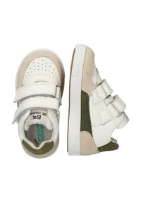 Baskets blanches et beiges avec des bandes velcro ; matériaux en daim et cuir ; accents verts ; capuchon perforé ; semelle en caoutchouc.