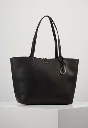 Czarna torebka typu tote z ziarnistej skóry z dwoma paskami na ramię, złotym metalowym oznaczeniem i małym logo Lauren Ralph Lauren z przodu.