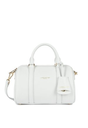 Sac à main en cuir blanc avec double poignée et bandoulière amovible, ferrures dorées et marquage Lancaster Paris à l'avant ainsi que sur l'étiquette attachée.