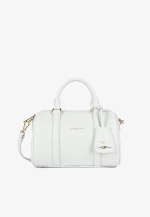 Weiße Lederhandtasche mit zwei Griffen und abnehmbarem Riemen, goldfarbenen Beschlägen sowie Lancaster Paris-Logo auf der Vorderseite und einem angehängten Etikett.