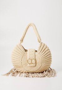 Plećena bež torba za ruke zaobljenog oblika, teksturirane površine, s resama i kopčom zlatne nijanse na širokom remenu.