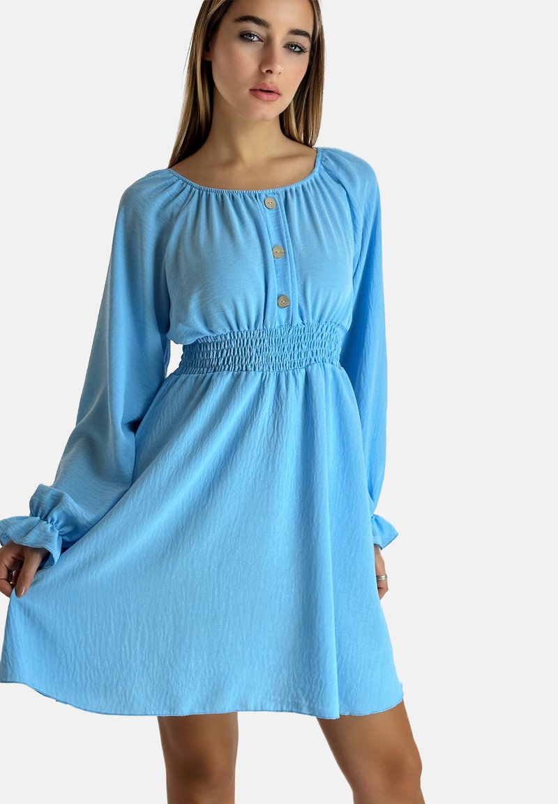 Abito azzurro chiaro realizzato in tessuto texturizzato, con maniche lunghe, vita smock e tre bottoni sul davanti.