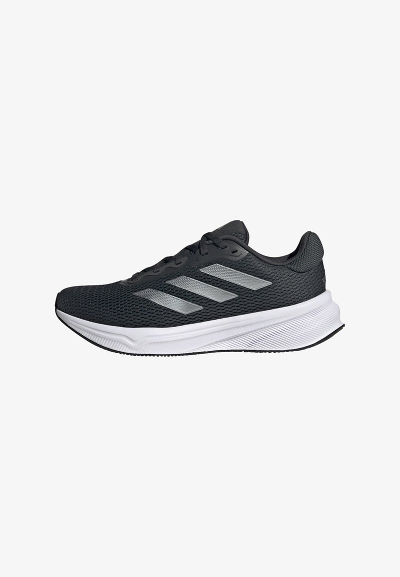 Schwarze Sportschuhe mit einem atmungsaktiven Mesh-Obermaterial, weißer Sohle und drei reflektierenden silbernen Streifen an der Seite. Texturierte Außensohle für besseren Halt.