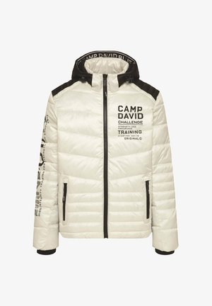 Weiß gesteppte Kapuzenjacke mit schwarzen Schulterpaneelen, schwarzem Reißverschluss, seitlichen Taschen und bedrucktem "Camp David Challenge Training"-Text auf Brust und Ärmel.