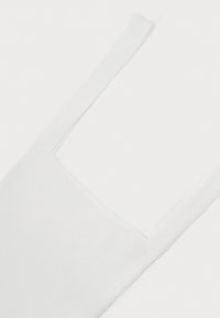 Άσπρο αμάνικο τοπ με τετράγωνη λαιμόκοψη, φτιαγμένο από ριμπ υλικό, με λεπτές τιράντες και λεία υφή.