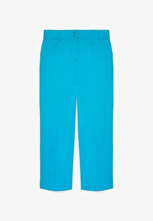 Helle blaue, gerade geschnittene Hose mit doppeltem Knopfverschluss am Bund und Gürtelschlaufen, flach auf weißem Hintergrund präsentiert.