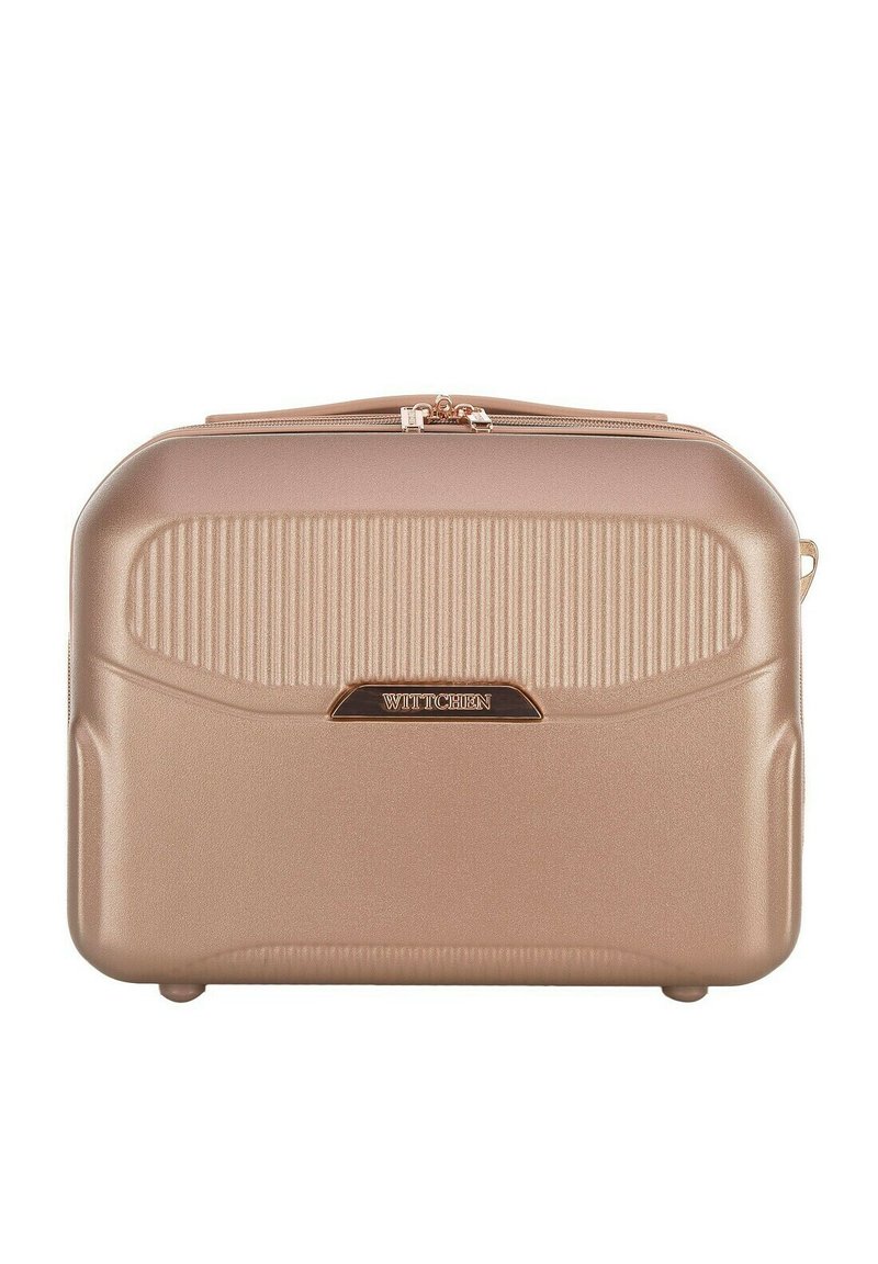 Harde cosmetica case in roségoud, met verticale geribde textuur, een handvat aan de bovenkant en een metallic merkembleem aan de voorkant.