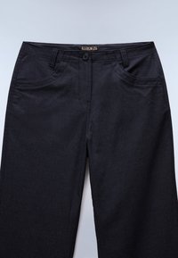 Svarta byxor i denim, med knappstängning, två framfickor och raka ben. Minimal synlig sömnad.