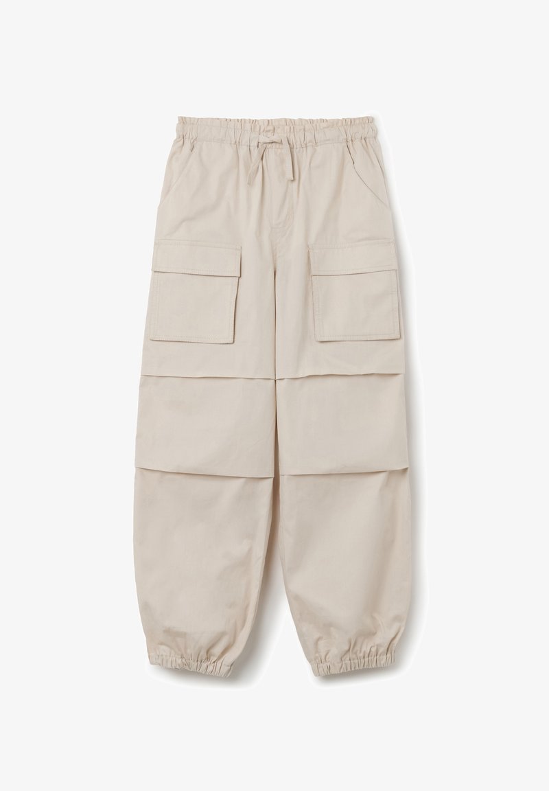 Beige cargo broek met een elastische tailleband, twee voorzakken en elastische boorden. Gemaakt van lichte, gestructureerde stof.