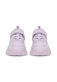 Scarpe da ginnastica lilla per bambini con cinturini in velcro e alette per tirare, mostrate di fronte su uno sfondo bianco.