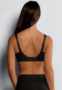 Schwarzer BH mit verstellbaren Trägern, gerundeter Rückseite und Haken- und Ösenverschluss. Glatte Textur und minimalistisches Design.