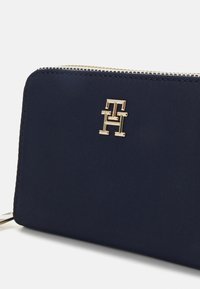 Tommy Hilfiger POPPY MED - Monedero - space blue