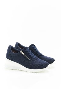 Sneakers in maglione blu, con un texture perforata, design con lacci e dettaglio con zip laterale. Suola in gomma bianca con un lieve rialzo.
