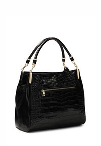Borsa nera in pelle con stampa coccodrillo e finitura lucida, dotata di doppio manico rotondo e tasca con zip sul davanti. Dettagli in hardware color oro.