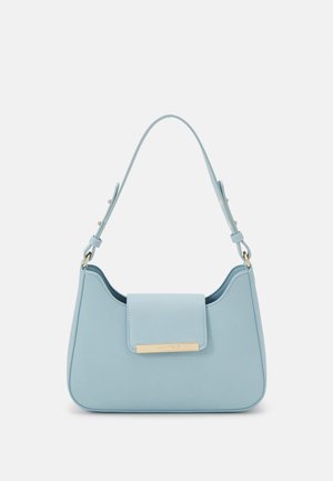 Jasnoniebieska skórzana torebka na ramię z regulowanym paskiem i przednią klapą z prostokątnym, złoconym zapięciem.