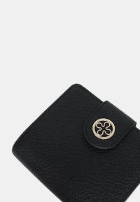 Portafoglio in pelle nera con finitura testurizzata, caratterizzato da un'applicazione circolare in tonalità oro e chiusura a busta. Design rettangolare compatto.