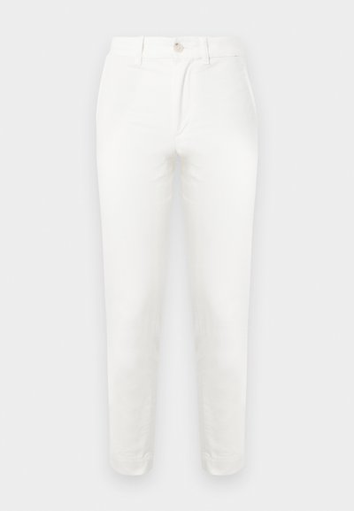 Άσπρο βαμβακερό παντελόνι με στενή εφαρμογή, με απλό κλείσιμο με κουμπί, επίπεδη μπροστινή όψη και στενή γραμμή στα πόδια. Το ύφασμα φαίνεται ομαλό με ελάχιστη υφή.
