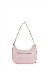 Sac à bandoulière en cuir rose avec une forme arrondie, doté d'une poche zippée à l'avant et d'une bandoulière réglable. Détails en métal doré sur les côtés.