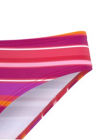 Bunte Bikini-Hose mit horizontalen Streifen in verschiedenen Rosa-, Lila- und Orangetönen. Glattes Material mit elastischem Bund und flachen Nähten.
