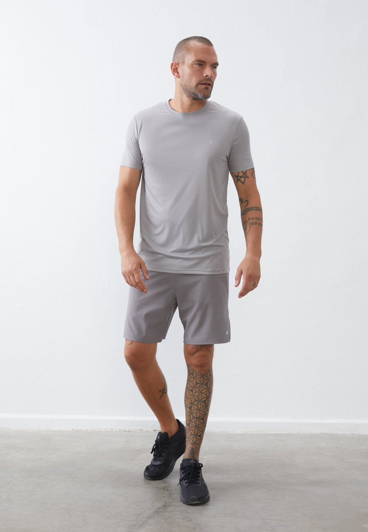 ESSENTIAL RUNNING T-SHIRT WITH REFLECTIVE STRIP