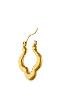 Guld hoops ørering med en bølget, skulpturel design. Har en tynd wirekrog og en glat, poleret overflade. Ingen synlige mønstre eller accenter.