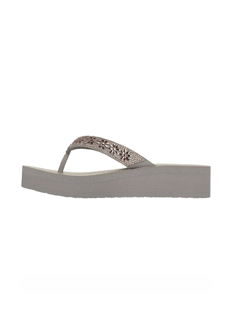 Grijze platform flip-flops met een getextureerde zool, met een decoratieve band versierd met bloemmotieven en kleine steentjes.