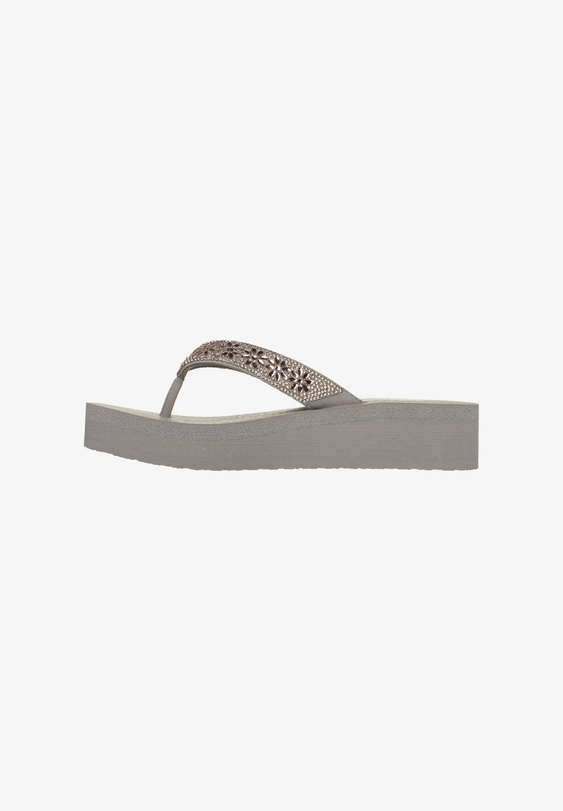 Grijze platform flip-flops met een getextureerde zool, met een decoratieve band versierd met bloemmotieven en kleine steentjes.