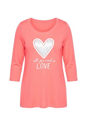 Korallinpunainen pitkähihainen paita, jossa on hopeinen sydänkuvio ja valkoinen teksti "all you need is LOVE" edessä, pyöreä kaula-aukko.