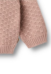 Pletený svetr v jemně růžové barvě, s texturovaným vzorem malých diamantových tvarů, zakončený ribbed manžetami a postranními rozparky s akcentem na štítek.